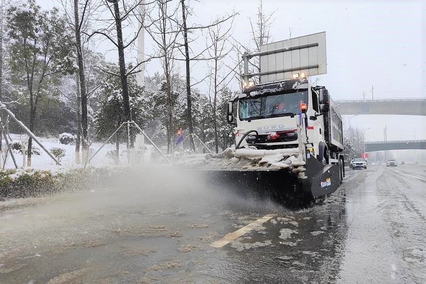 在寧鄉(xiāng)大道上,，大型除雪車正在作業(yè),。長沙晚報全媒體記者 張禹 通訊員 張宏艷 攝影報道