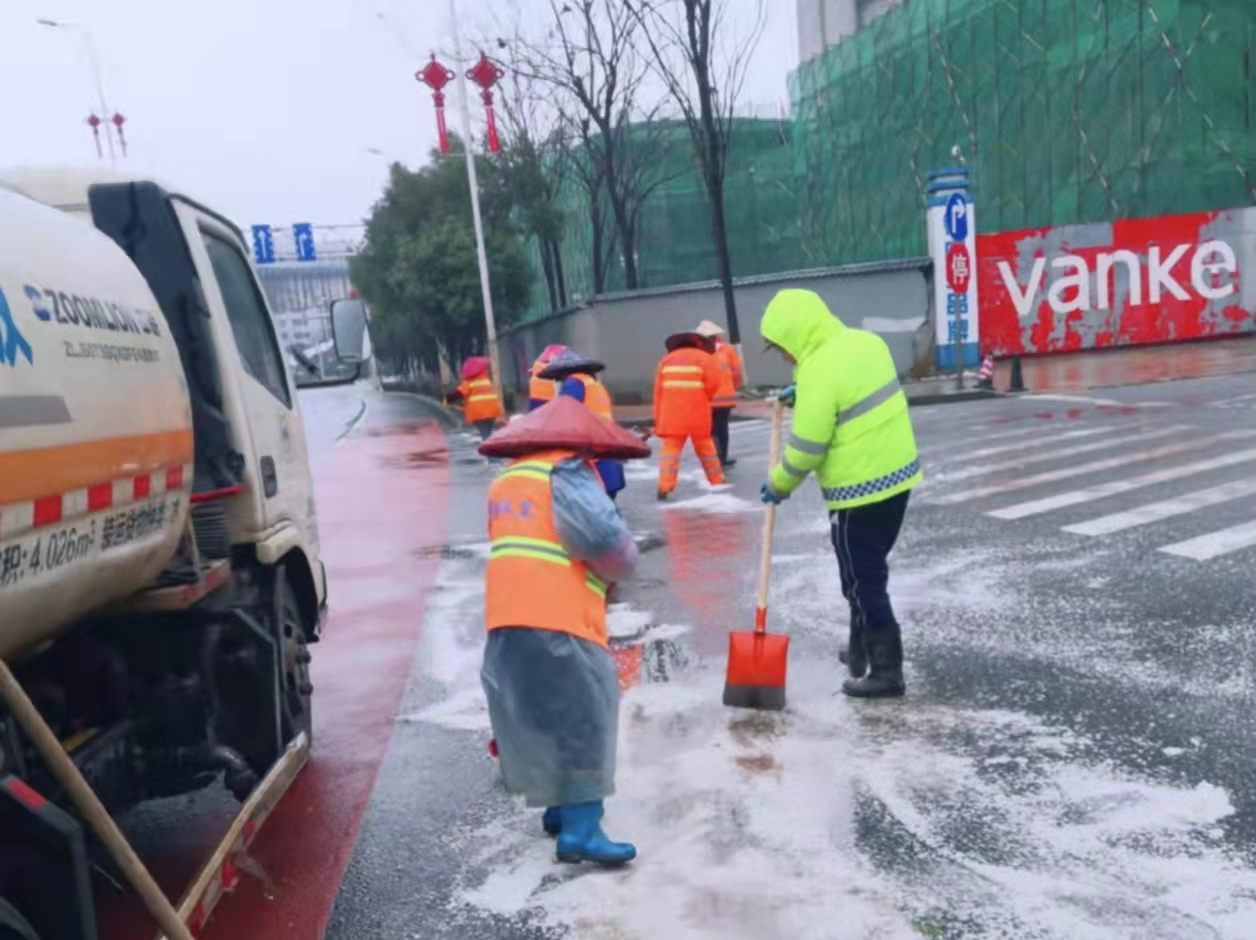 長沙遭遇降雪,，雨花區(qū)環(huán)衛(wèi)部門積極撒鹽防冰，全力保暢安,。 長沙晚報(bào)通訊員  邱艷斌 攝 