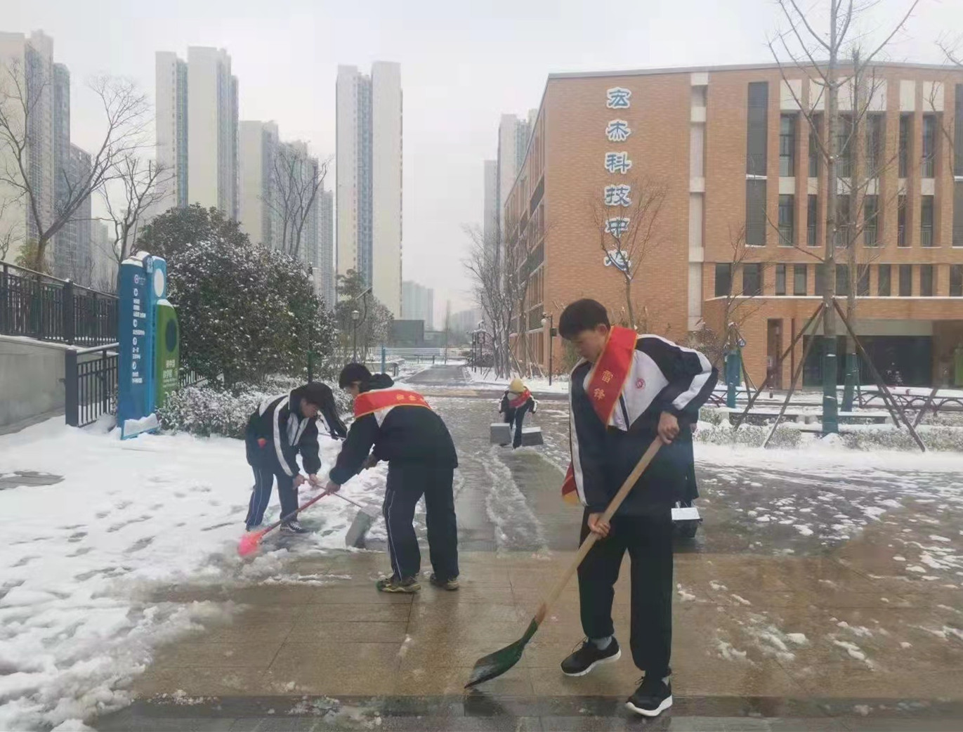 長沙市一中金山橋?qū)W校內(nèi),，幾名學(xué)雷鋒志愿者們正在掃雪,。均為長沙晚報(bào)通訊員 彭園琛 供圖