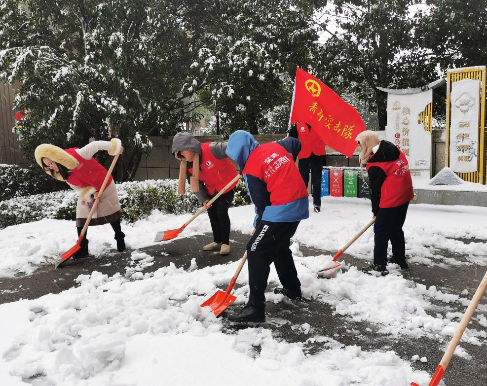 金山橋街道組織青年突擊隊(duì)清掃路上積雪,。