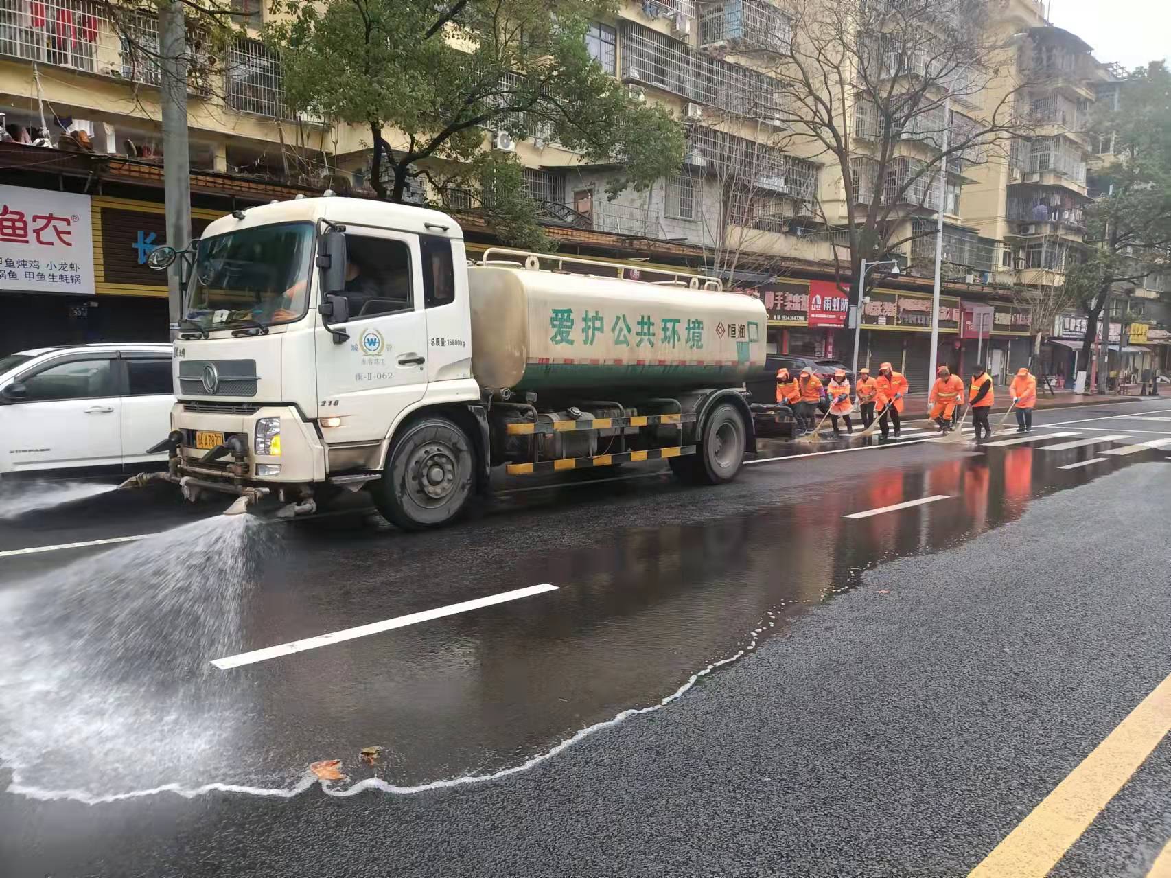 春節(jié)期間，雨花區(qū)1500余名環(huán)衛(wèi)工人放棄休假堅守一線,，為潔凈城市出力,。 長沙晚報通訊員 邱艷斌 攝