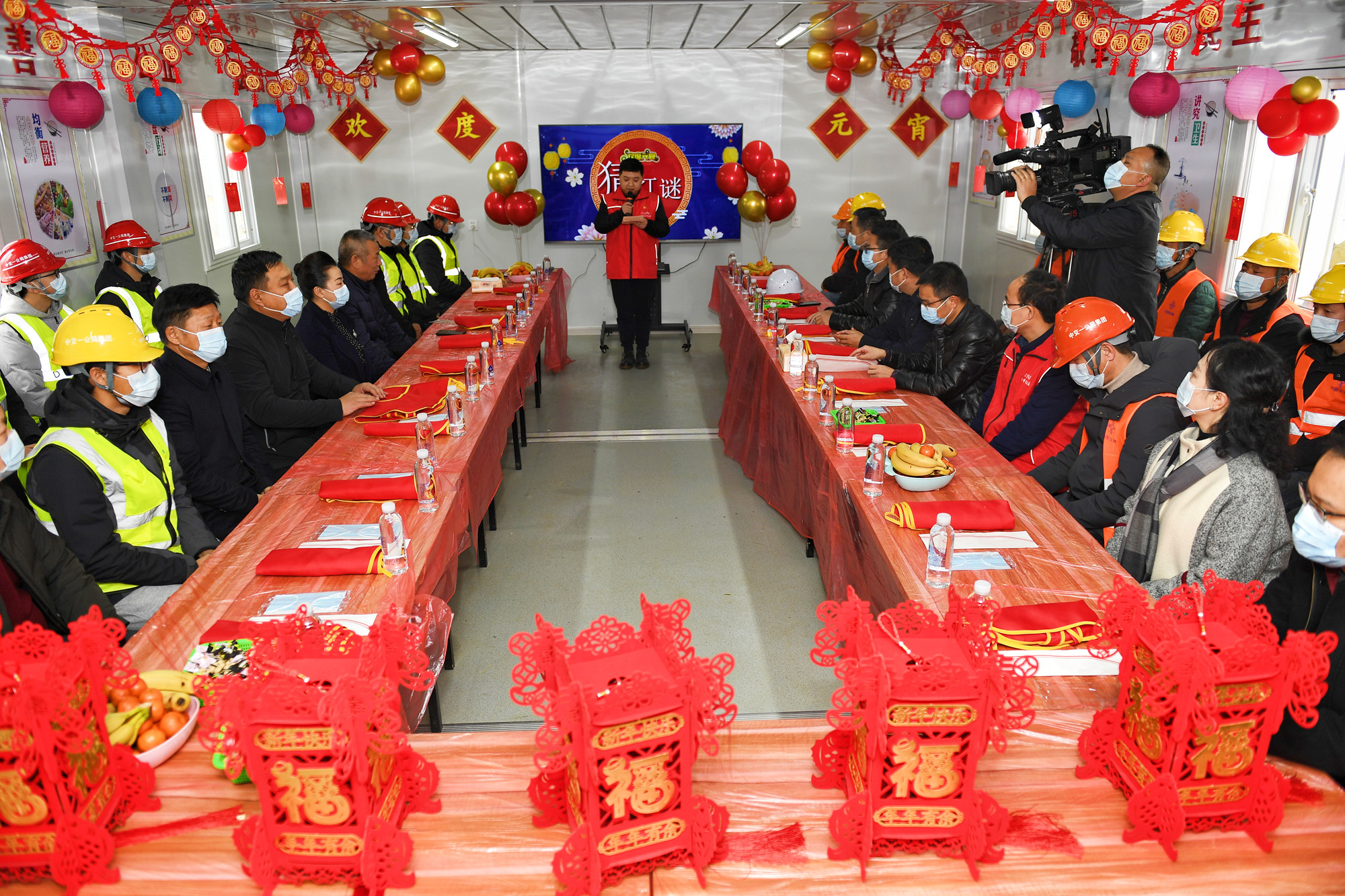 長沙住建執(zhí)法“螺絲釘”志愿隊(duì)與項(xiàng)目建設(shè)者一起開展了“鬧元宵”游戲,，大家一起掛燈籠,、猜燈謎、包湯圓,、煮湯圓,。