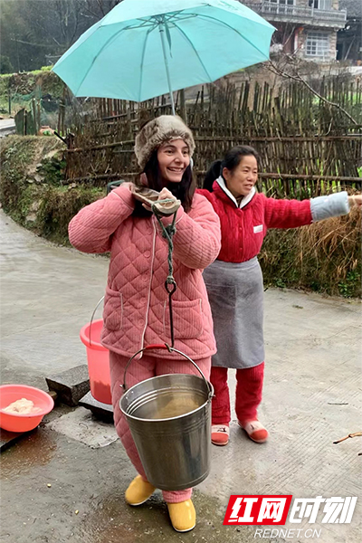 梅洛和婆婆準(zhǔn)備去打豆腐,。