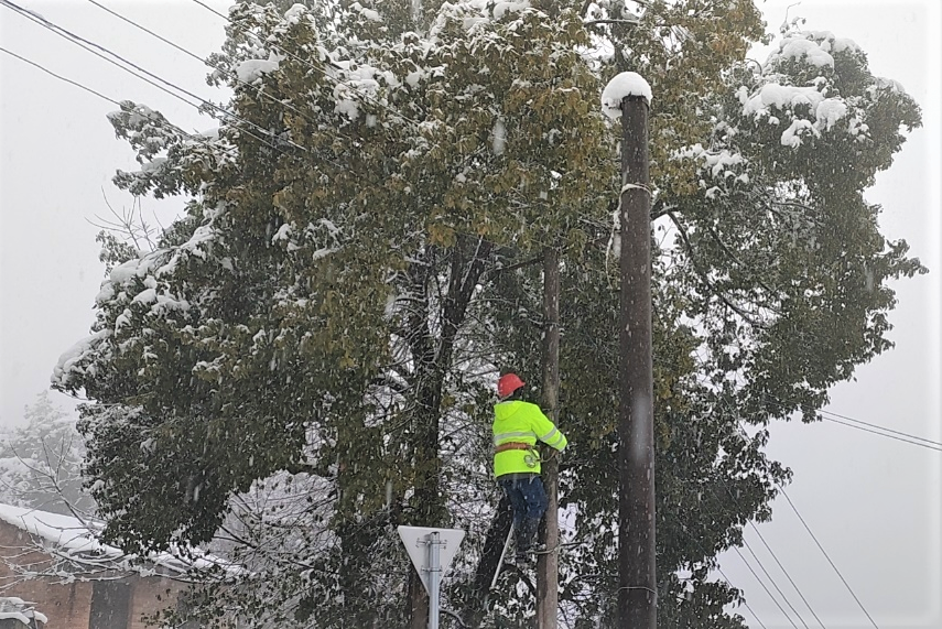 為保障敬老院老人生活用電,，寧鄉(xiāng)市灰湯供電所迅速組織人員搶修被積雪壓倒的變壓器，圖為電工李菊文正在作業(yè),。長沙晚報(bào)全媒體記者 張禹 通訊員 張偉杰 攝影報(bào)道