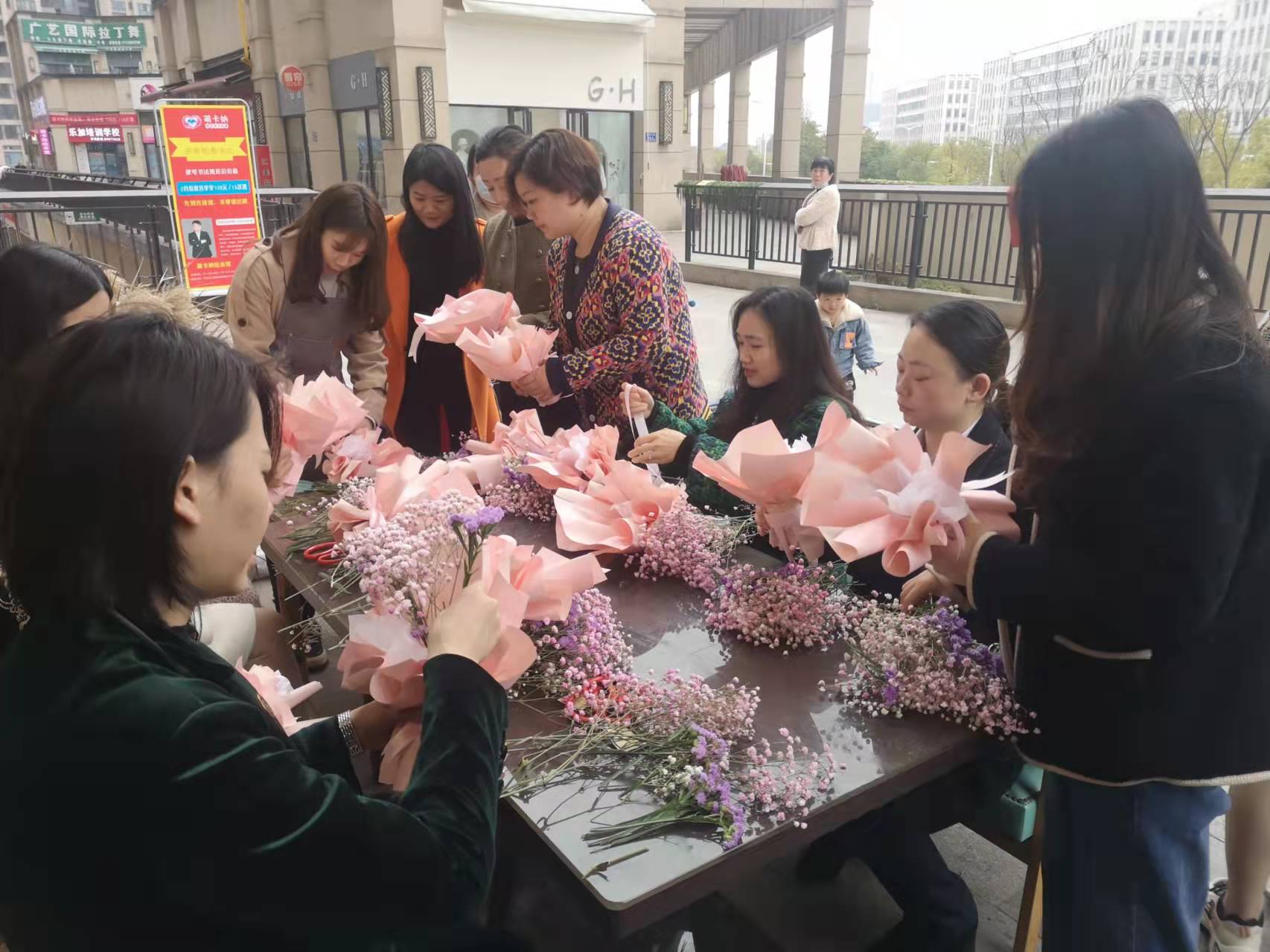 雨花區(qū)古樟樹社區(qū)舉行的“她力量”風(fēng)采秀上，社區(qū)巧娘將繽紛花卉變成藝術(shù)花籃,。  長(zhǎng)沙晚報(bào)通訊員  滿意 攝