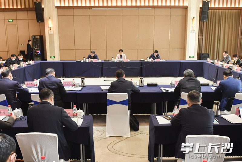 調(diào)研中,，吳桂英主持召開座談會(huì),。