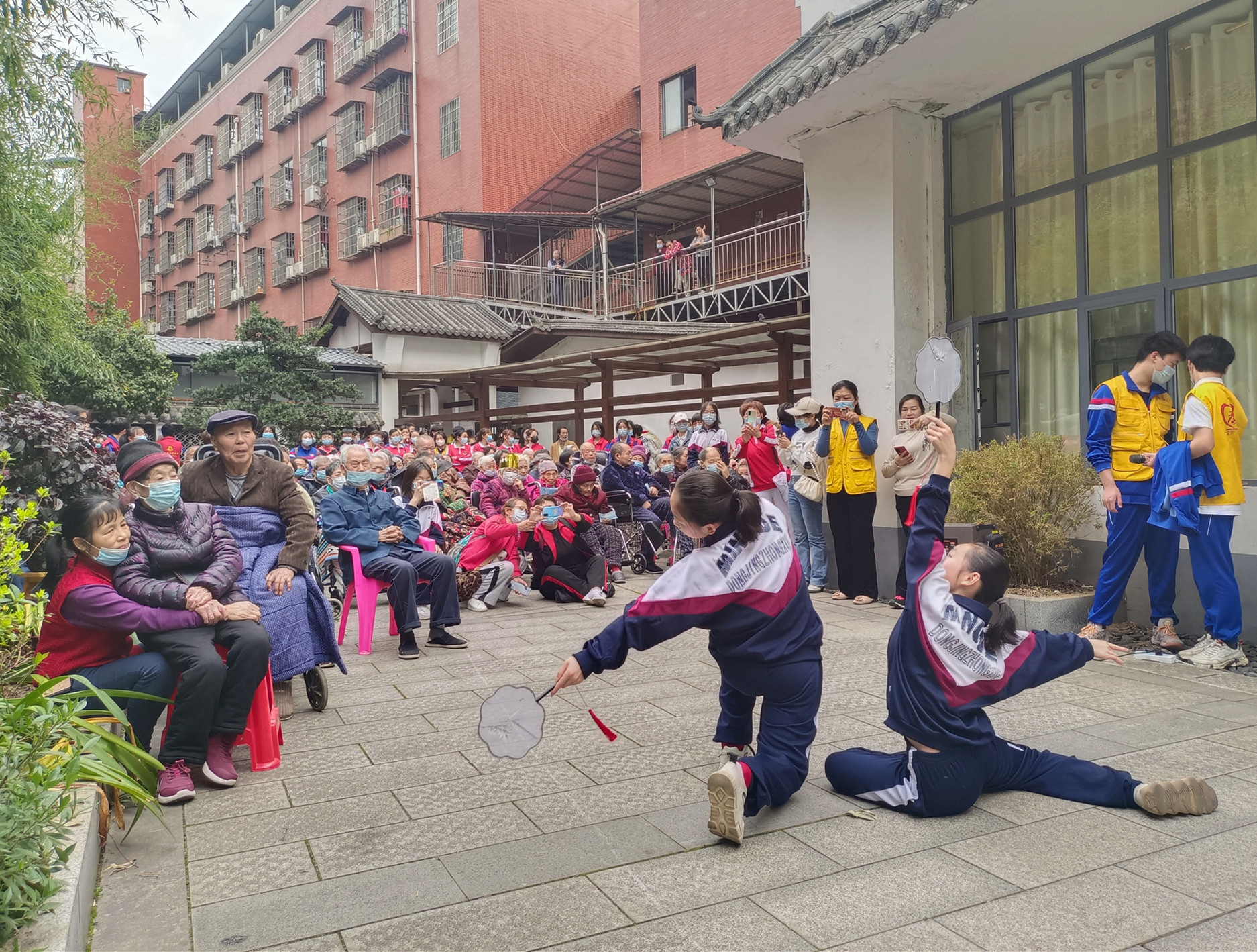 明德洞井中學兩名學生在表演舞蹈。