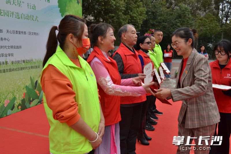 現(xiàn)場為環(huán)保指導員頒發(fā)聘書。長沙晚報全媒體記者 王斌 攝