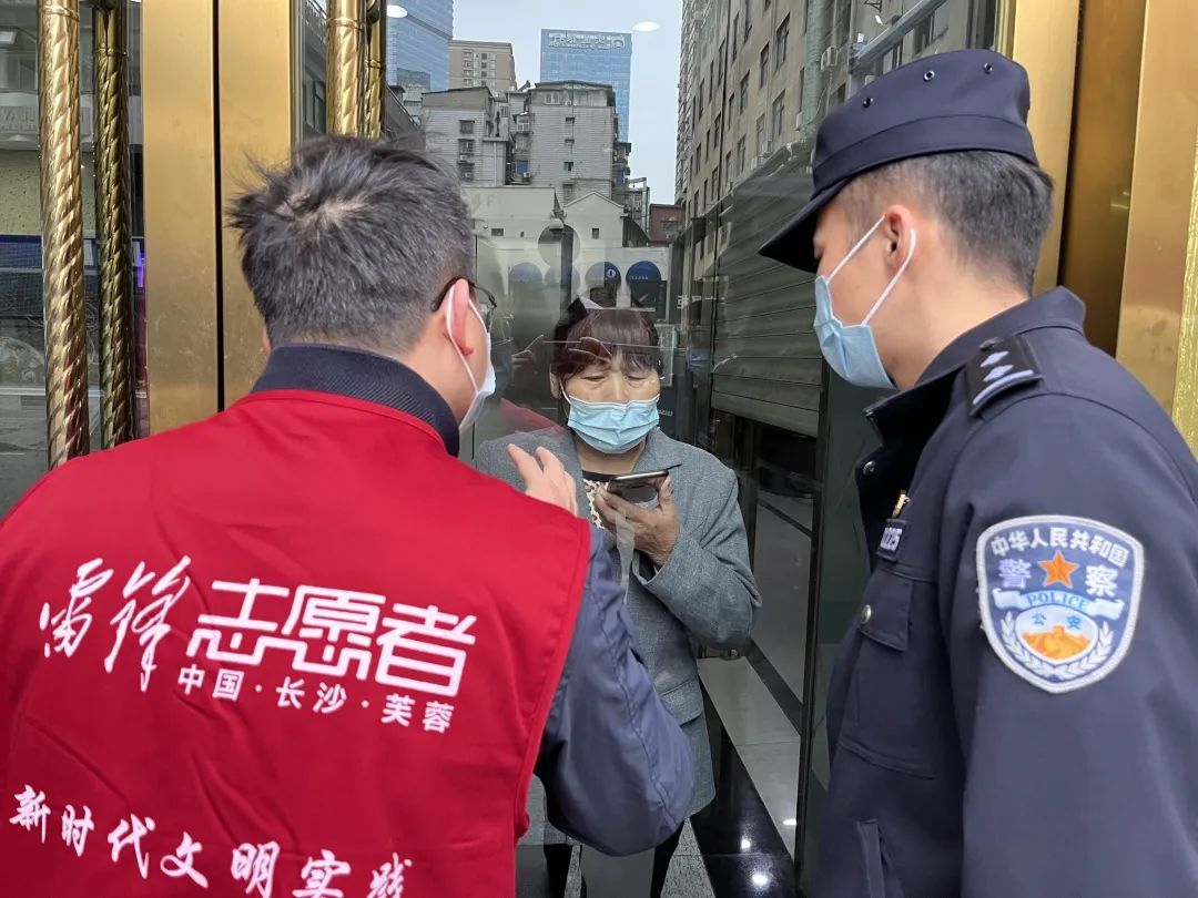 民警和志愿者幫助李阿姨。均為長沙晚報(bào)通訊員 齊萱燁 供圖