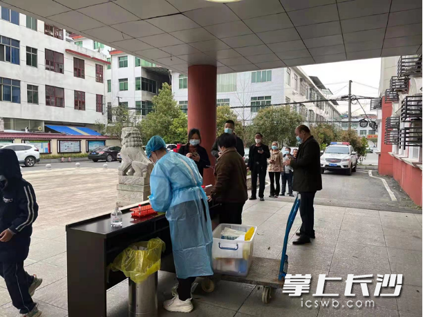 澄潭江鎮(zhèn)政府前坪核酸采樣點(diǎn),，村民排隊(duì)有序接受檢測(cè)。均為受訪者供圖