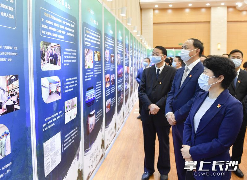 3月23日上午,，省委常委,、市委書記吳桂英率市委、市人大常委會,、市政府,、市政協(xié)黨員領(lǐng)導(dǎo)班子成員和法檢兩院負(fù)責(zé)人參觀“清廉長沙 賦能強(qiáng)省會”專題展陳。均為長沙晚報全媒體記者 余劭劼 攝