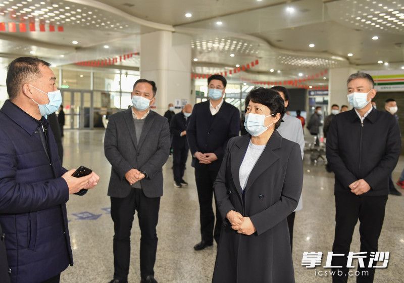 3月23日下午,，省委常委、市委書記吳桂英在湘江新區(qū)綜合交通樞紐（汽車西站）督查疫情防控工作,。均為長沙晚報全媒體記者 余劭劼 攝