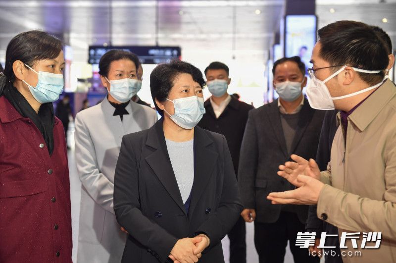 吳桂英在長沙火車南站督查疫情防控工作。