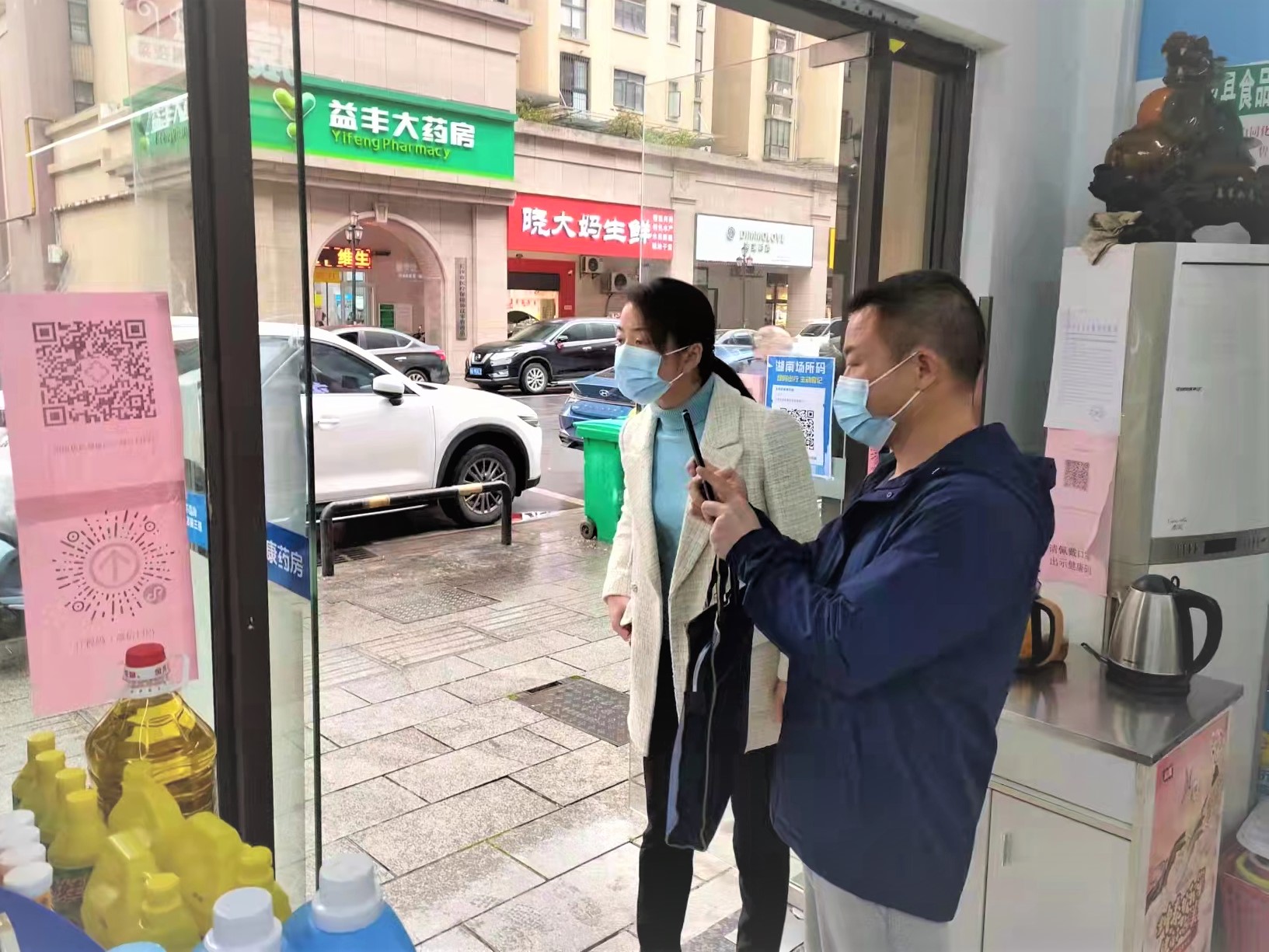 寧鄉(xiāng)市紀(jì)委監(jiān)委派駐紀(jì)檢監(jiān)察組開展藥店疫情防控督查,。長(zhǎng)沙晚報(bào)全媒體記者 張禹 通訊員 王天花 攝影報(bào)道