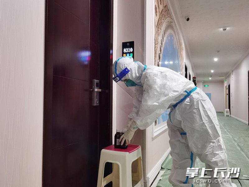 “大白”把“時疫預防方”送到隔離酒店的房間門口。 