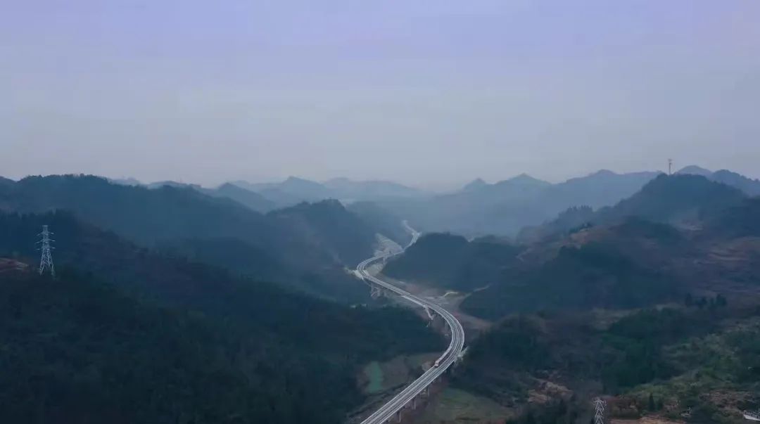 鳳凰磁浮文旅項目在群山中蜿蜒