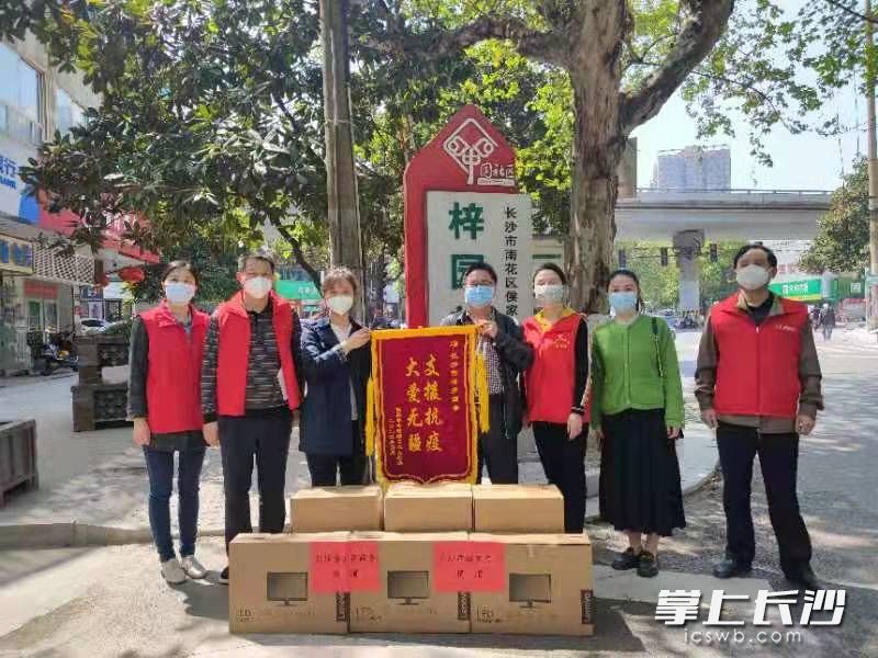 汩羅商會(huì)送電腦到侯家塘街道梓園社區(qū),。 長(zhǎng)沙晚報(bào)全媒體記者 王建剛 攝