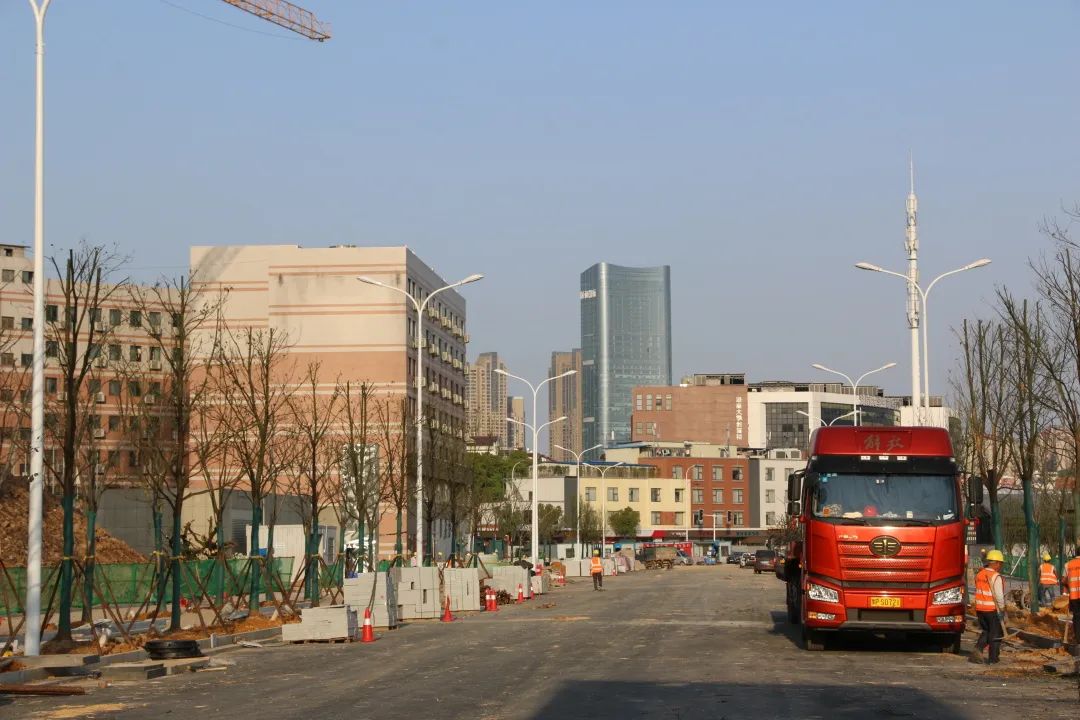 眼下,，后湖路（清水路―阜埠河路）道路工程二期正在進行施工掃尾,，全力沖刺4月底完成建設(shè)。均為長沙晚報全媒體記者 陳煥明 通訊員 鄧心怡 攝影報道