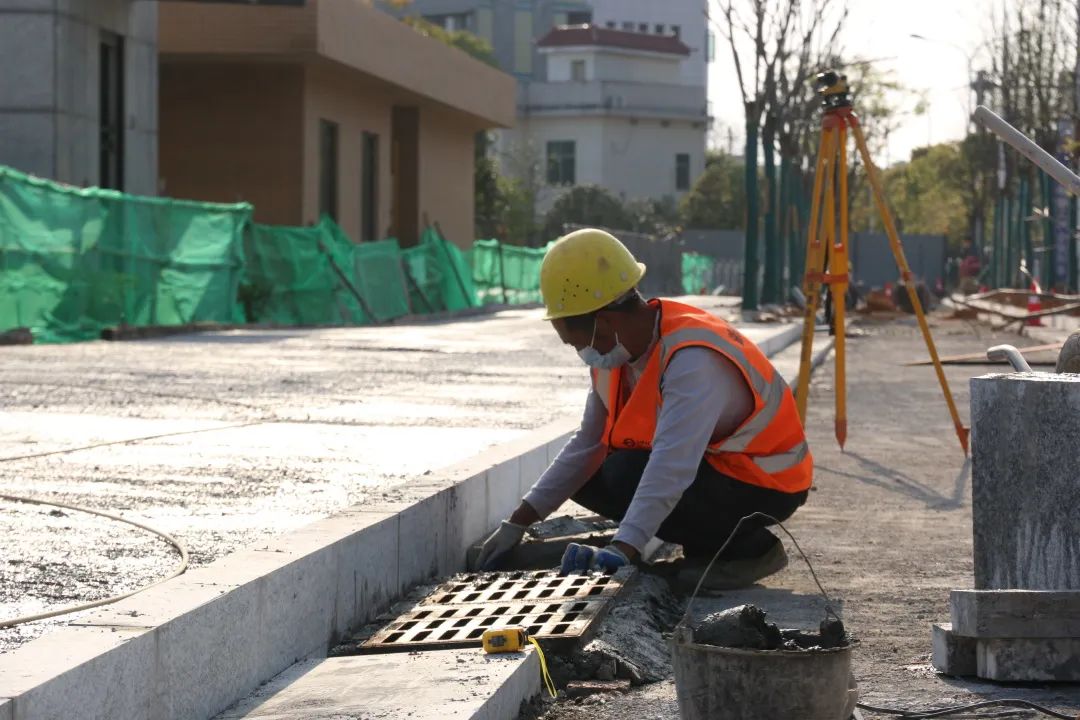 施工人員正加緊輔道、路沿石,、樹木種植施工,。