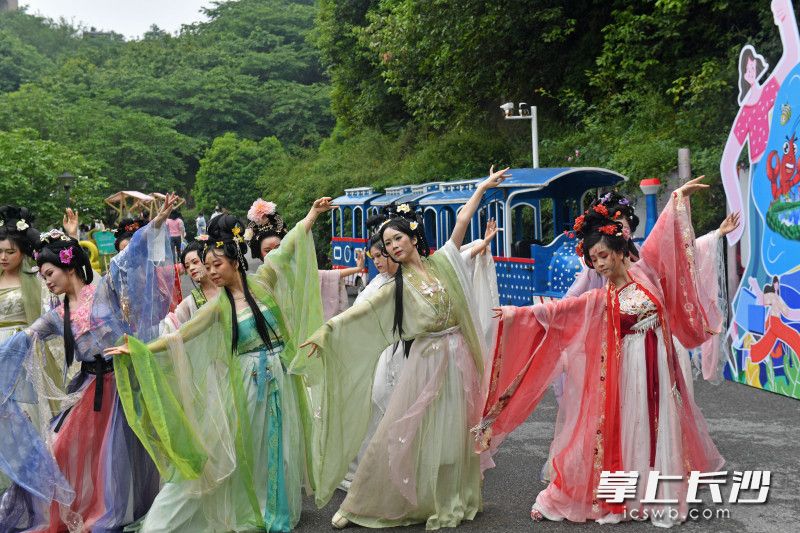 活動(dòng)現(xiàn)場(chǎng)，國(guó)潮游園會(huì)等獨(dú)具特色的活動(dòng)讓市民游客大飽眼福,。
