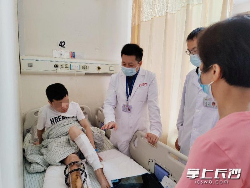 唐舉玉查看患者術(shù)后恢復(fù)情況。   湘雅醫(yī)院供圖
