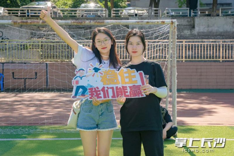 長沙理工學(xué)子為高考考生加油,。