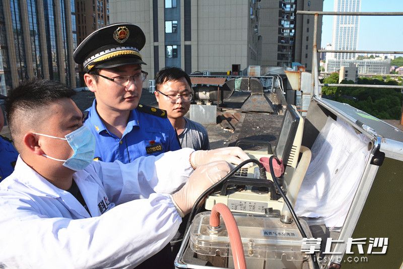 執(zhí)法人員上門對餐飲企業(yè)油煙排放情況進(jìn)行檢測,。 全媒體記者 周游 通訊員 高興 攝