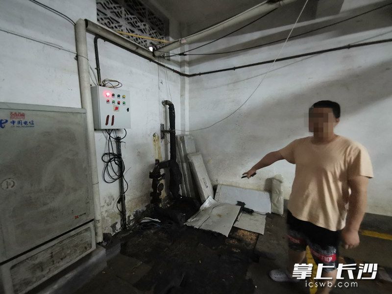 家住芙蓉區(qū)銀港水晶城D區(qū)5棟的王先生反映,，他家臥室屢屢傳出低頻噪音，疑為小區(qū)污水泵引起。長(zhǎng)沙晚報(bào)全媒體記者 劉樹源 攝