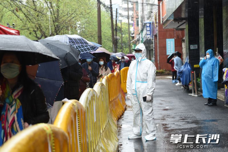 陳磊用日復一日的堅守和奉獻，為轄區(qū)居民筑牢一道堅固的防疫屏障,。均為通訊員劉思言供圖
