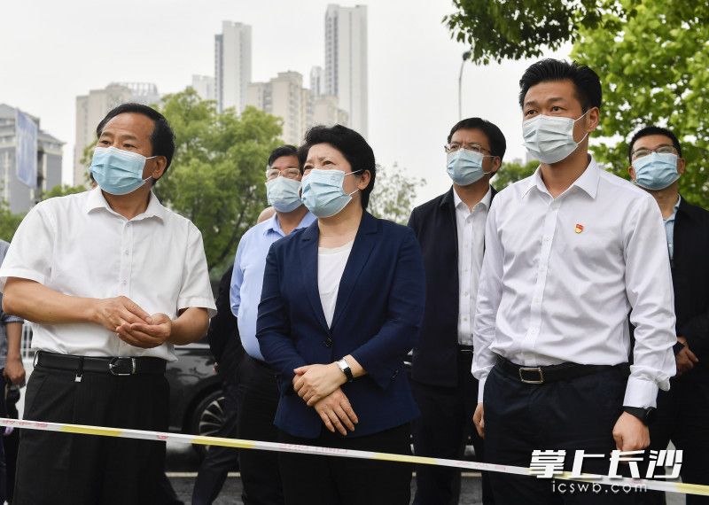 5月22日下午，省委常委,、市委書(shū)記吳桂英在長(zhǎng)沙高新區(qū)麓谷街道東塘社區(qū)涉外片區(qū)檢查督導(dǎo)自建房安全專項(xiàng)整治工作,。均為長(zhǎng)沙晚報(bào)全媒體記者 余劭劼 攝