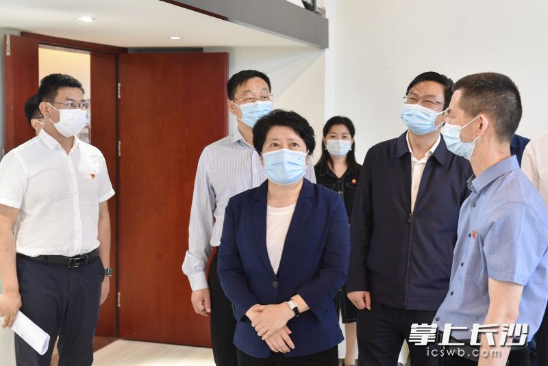 吳桂英在天心區(qū)的華菱藍(lán)調(diào)國(guó)際檢查督導(dǎo),。