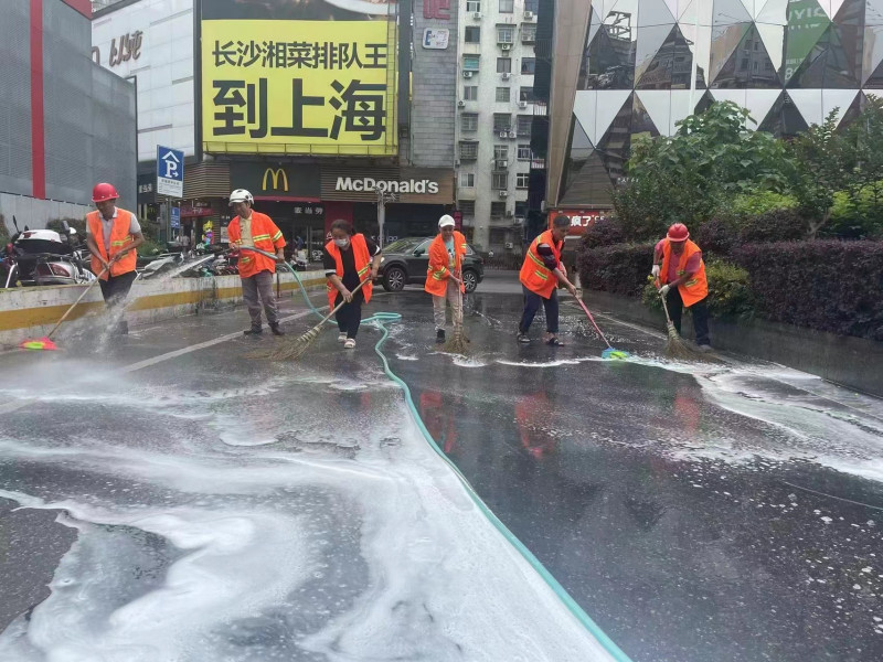 水槍,、掃帚齊上陣,，細(xì)細(xì)給道路“洗澡”。 均為長沙晚報全媒體記者 顏家文 攝