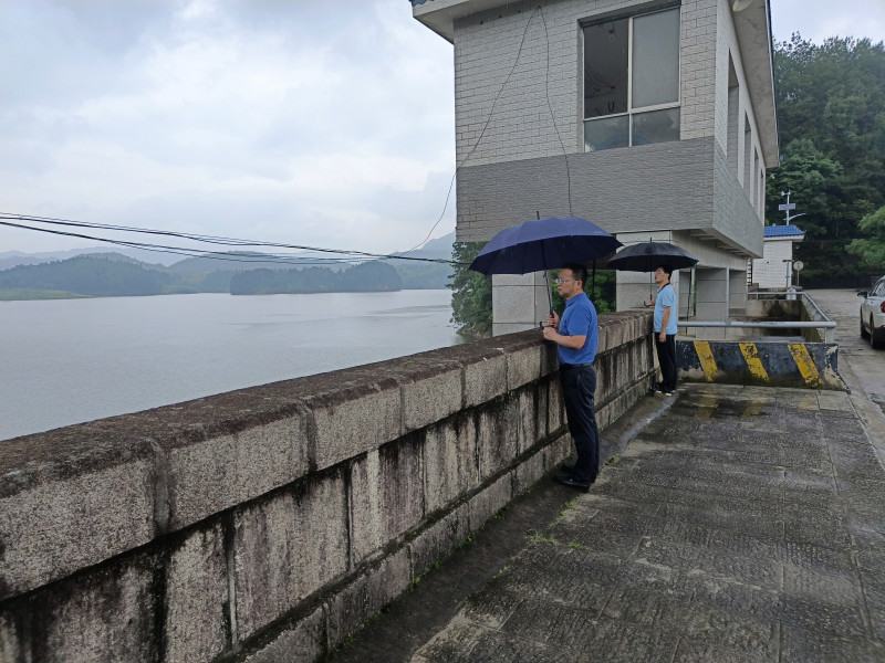 6月4日，在寧鄉(xiāng)市最西部山區(qū)的青山橋鎮(zhèn),，值班領(lǐng)導(dǎo)帶隊(duì)查看水庫(kù)運(yùn)行情況,。受訪方供圖