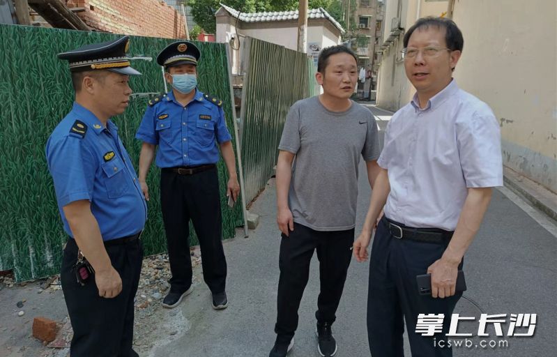 天心區(qū)人大代表查看自建房整治情況,。長沙晚報通訊員 裴晟 攝