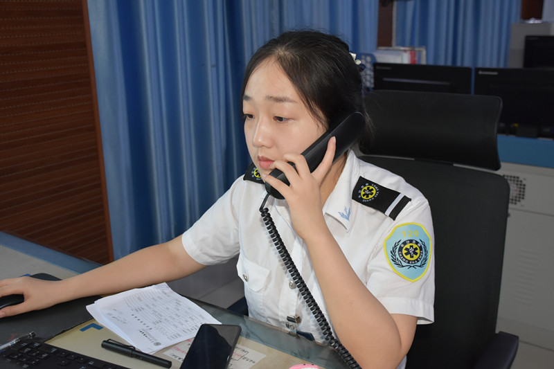 長(zhǎng)沙市120急救中心調(diào)度員王晶在受理呼救,。  受訪者供圖