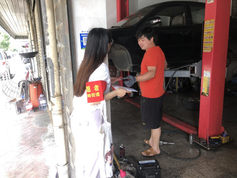 黨員志愿者來到農(nóng)安小區(qū)門店和居民家中“進門入戶送安全”。
