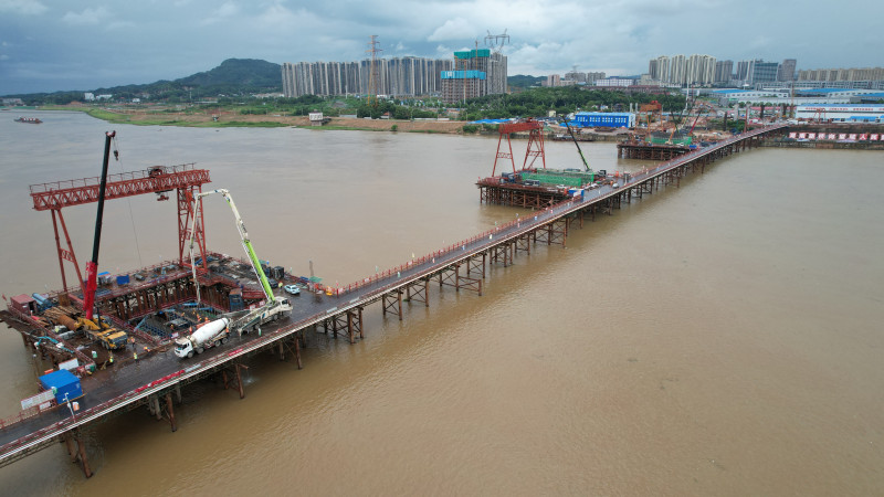 近日，香爐洲大橋東汊主橋主墩全部完成出水關(guān)鍵節(jié)點(diǎn),。長沙晚報(bào)全媒體記者 陳煥明 通訊員 石偉林 陳萬山 攝影報(bào)道