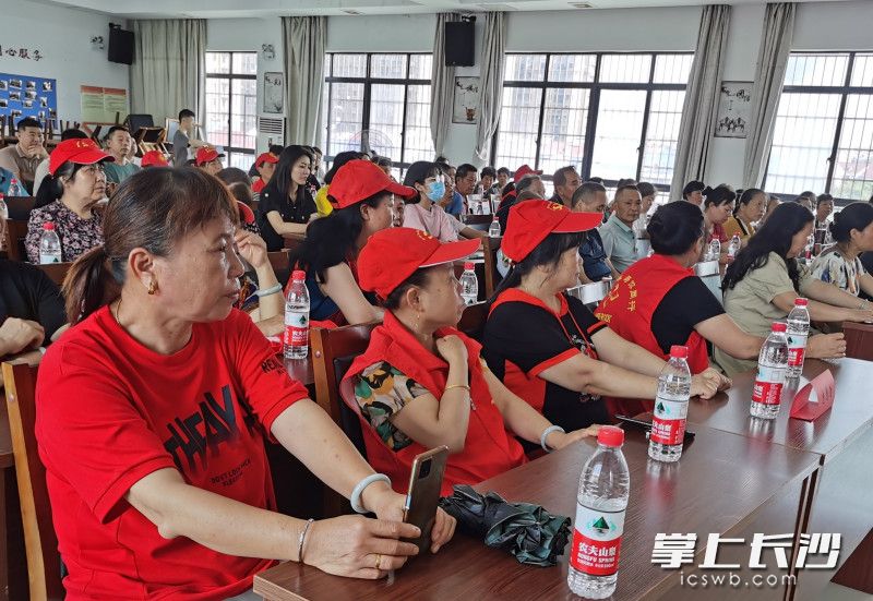 黨員志愿者聚精會(huì)神地聽講座。 長沙晚報(bào)通訊員 徐玲 供圖