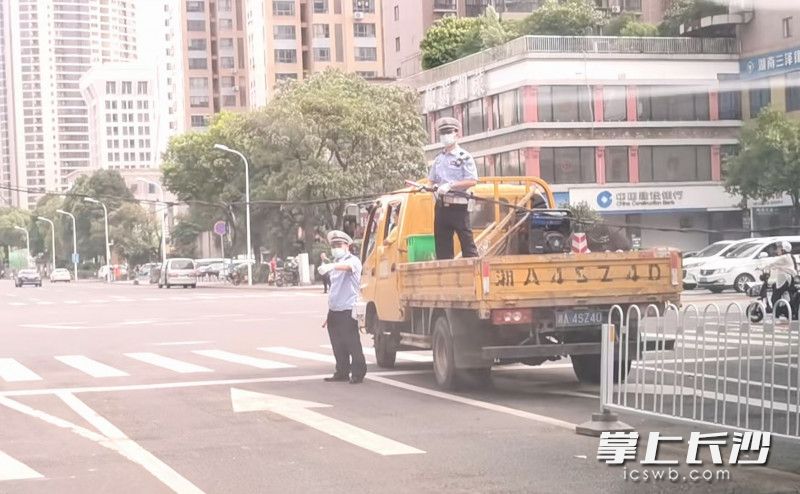 市民拍到的交警托舉纜線(xiàn)的畫(huà)面。