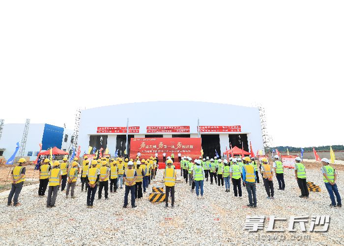 27日,，中鐵五局建筑公司黨委在常益長鐵路長沙西動車所項目，舉行慶祝建黨101周年暨“三勇”黨建主題實踐活動,。