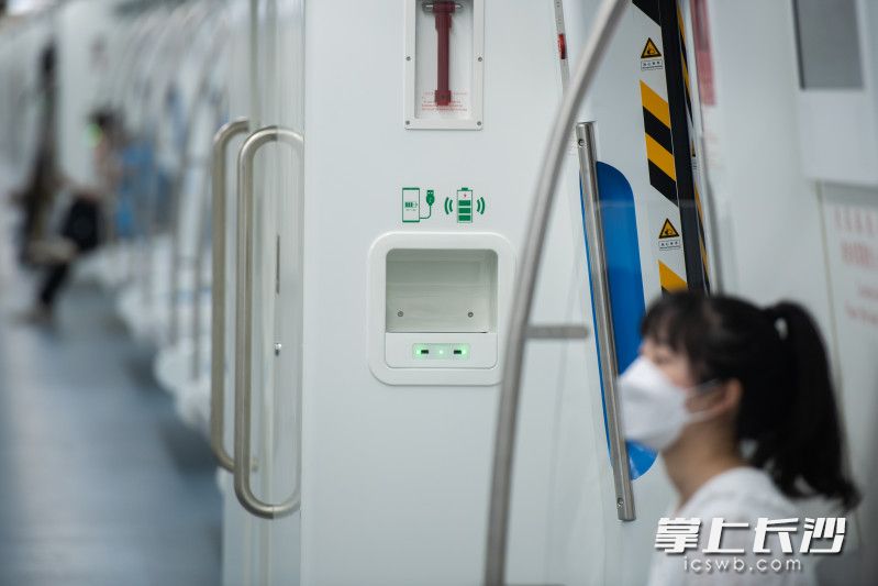 列車每節(jié)車廂都設(shè)有充電裝置,，兩個(gè)USB口和一個(gè)無線充電接口可以為手機(jī)等設(shè)備進(jìn)行充電。長沙晚報(bào)全媒體記者 黃啟晴 攝