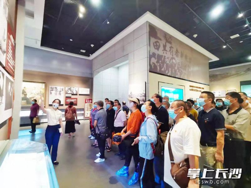 大家正在聽講解員講解。長(zhǎng)沙晚報(bào)通訊員 曹曉祎 供圖