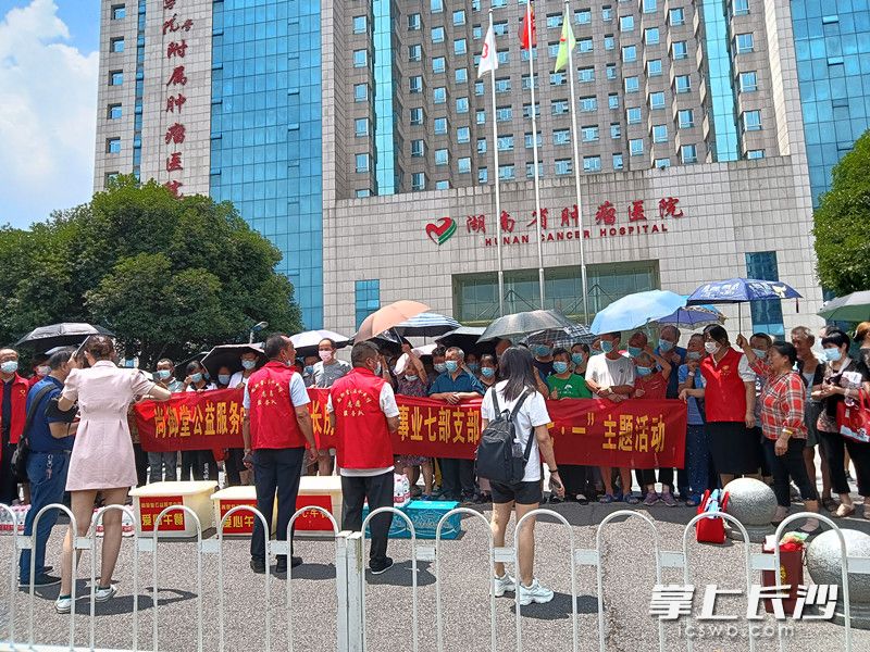 在盧洪波的愛心感召下,，長房集團(tuán)長沙成城銀山房地產(chǎn)開發(fā)有限公司攜手尚御堂公益服務(wù)中心開展主題黨課活動(dòng)，為更多緊急困難的癌癥患者送去愛心午餐,。