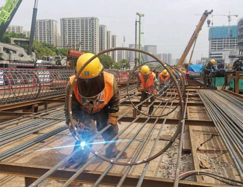 以黨建促工建,，地鐵7號(hào)線全線已有12座車站進(jìn)入車站圍護(hù)結(jié)構(gòu)施工,，全面實(shí)現(xiàn)“雙過半”,。長沙晚報(bào)全媒體記者 陳煥明 通訊員 陳尚 攝影報(bào)道