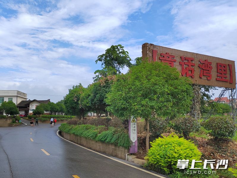 瀏陽市永安鎮(zhèn)蘆塘村灣里屋場,，村民們紛紛自發(fā)捐資,、籌工籌勞，在路邊增設(shè)交通安全標(biāo)識牌,、監(jiān)控攝像頭等,，建設(shè)“小平安點(diǎn)”。長沙晚報通訊員 湯海波 攝