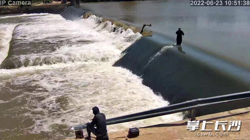 永安鎮(zhèn)撈刀河滾水壩上,，有人在釣魚存在安全隱患。事后,，工作人員在智慧信息平臺發(fā)現(xiàn)后,，聯(lián)系網(wǎng)格員前去勸離,。 瀏陽市委政法委 供圖