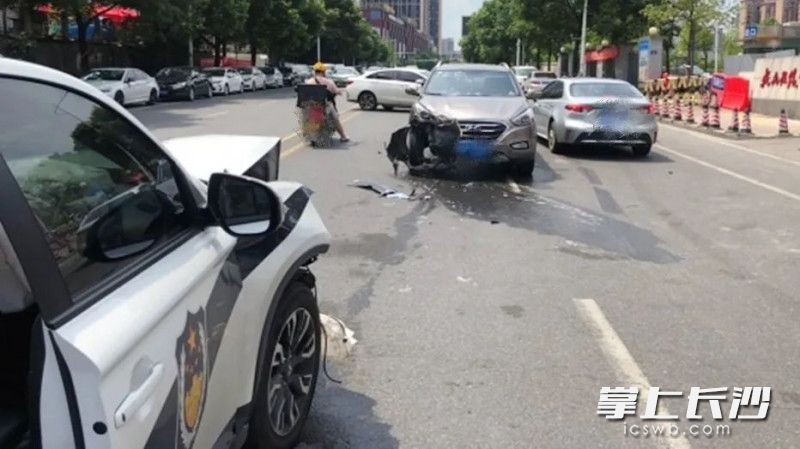 民警主動撞向逆行中的小車,，讓其停下來。通訊員 供圖