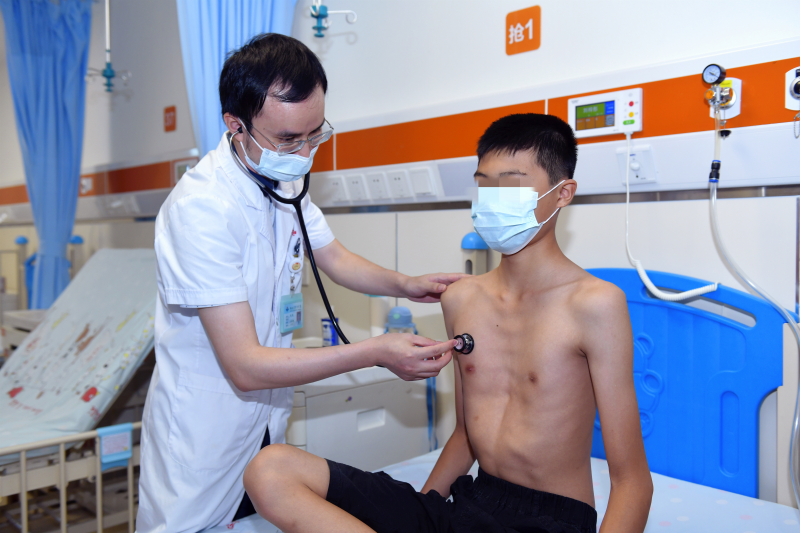 湖南省兒童醫(yī)院心胸外科主治醫(yī)師張凱為亦輝檢查身體,。長沙晚報通訊員 姚家琦 攝