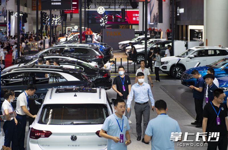 湖南車(chē)展迎觀(guān)展高峰,，現(xiàn)場(chǎng)人氣火爆,，成交踴躍,。長(zhǎng)沙晚報(bào)全媒體記者 鄒麟 攝