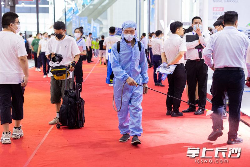 工作人員在展區(qū)內(nèi)進(jìn)行消毒,。均為長沙晚報(bào)全媒體記者 董陽 攝